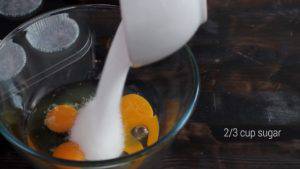 Đam Mê Ẩm Thực Cho-trứng-đường-muối-chiết-suất-vani-vào-bát-và-đánh-tơi2-300x169  