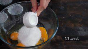 Đam Mê Ẩm Thực Cho-trứng-đường-muối-chiết-suất-vani-vào-bát-và-đánh-tơi3-300x169  