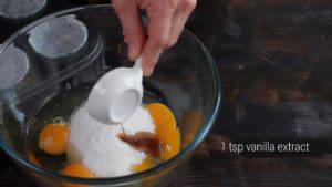 Đam Mê Ẩm Thực Cho-trứng-đường-muối-chiết-suất-vani-vào-bát-và-đánh-tơi4-300x169  