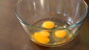 Đam Mê Ẩm Thực Cho-trứng-đường-vào-bát-và-đánh-tơi-300x169  