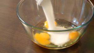 Đam Mê Ẩm Thực Cho-trứng-đường-vào-bát-và-đánh-tơi2-300x169  