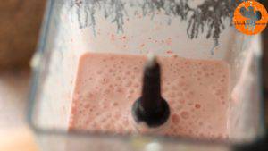 Đam Mê Ẩm Thực Cho-đá-viên-chuối-tiêu-dâu-tây-sữa-đặc-không-đường-đường-nâu-nước-lọc-kem-Whipping-vào-máy-và-xay-đều-cho-đến-khi-nhuyễn9-300x169  