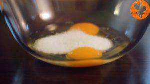 Đam Mê Ẩm Thực Cho-đường-và-trứng-vào-bát.-Đun-cách-thủy-và-đánh-bông-300x169  