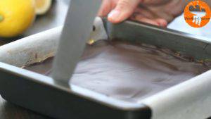 Đam Mê Ẩm Thực Sau-khi-lớp-Chocolate-đã-đông-tách-bánh-khỏi-khuôn.-Chia-bánh-thành-từng-miếng-nhỏ2-300x169  