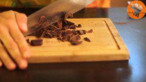 Đam Mê Ẩm Thực Thái-vụn-Chocolate-và-cho-vào-hỗn-hợp-ở-bước-3.-Sau-đó-tiệp-tục-trộn-đều-300x169  