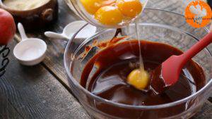Đam Mê Ẩm Thực Thêm-lòng-đỏ-trứng-từng-quả-một-vào-hỗn-hợp-chocolate-và-khuấy-đều-300x169  