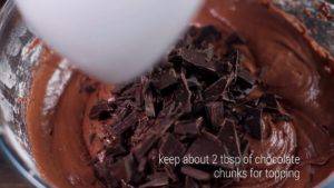 Đam Mê Ẩm Thực Thêm-Chocolate-thái-vụn-và-trộn-đều-300x169  