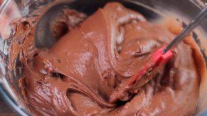 Đam Mê Ẩm Thực Thêm-Chocolate-thái-vụn-và-trộn-đều3-300x169  