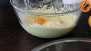 Đam Mê Ẩm Thực Thêm-lòng-đỏ-trứng-từng-quả-một-và-đánh-đều3-300x169  