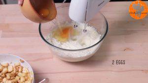 Đam Mê Ẩm Thực Thêm-trứng-từng-quả-một-và-tiếp-tục-đánh-cho-đến-khi-quyện-đều-300x169  