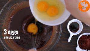 Đam Mê Ẩm Thực Thêm-trứng-từng-quả-một-và-trộn-đều-1-300x169  