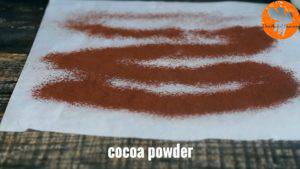 Đam Mê Ẩm Thực Trải-giấy-nến-ra-bàn-và-rắc-đều-bột-cacao2-300x169  