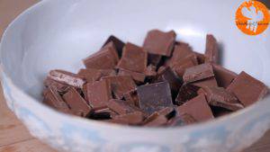 Đam Mê Ẩm Thực un-nóng-kem-whipping-trong-vài-phút-và-đổ-vào-bát-chocolate-khuấy-đều-đến-khi-chocolate-hòa-tan.-1-300x169  