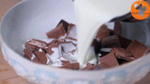 Đam Mê Ẩm Thực un-nóng-kem-whipping-trong-vài-phút-và-đổ-vào-bát-chocolate-khuấy-đều-đến-khi-chocolate-hòa-tan.-2-300x169  