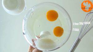 Đam Mê Ẩm Thực Cho-2-quả-trứng-đường-muối-chiết-suất-vani-vào-bát-và-đánh-đều-1-300x169  