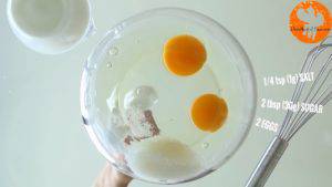 Đam Mê Ẩm Thực Cho-2-quả-trứng-đường-muối-chiết-suất-vani-vào-bát-và-đánh-đều-2-300x169  