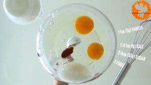 Đam Mê Ẩm Thực Cho-2-quả-trứng-đường-muối-chiết-suất-vani-vào-bát-và-đánh-đều-3-300x169  