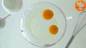 Đam Mê Ẩm Thực Cho-2-quả-trứng-đường-muối-chiết-suất-vani-vào-bát-và-đánh-đều-300x169  