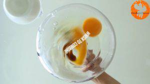 Đam Mê Ẩm Thực Cho-2-quả-trứng-đường-muối-chiết-suất-vani-vào-bát-và-đánh-đều4-300x169  