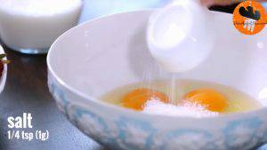 Đam Mê Ẩm Thực Cho-3-quả-trứng-đường-kính-muối-vào-bát-và-khuấy-đều-2-300x169  