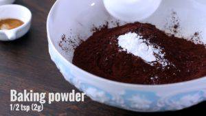 Đam Mê Ẩm Thực Cho-bột-mì-đa-dụng-bột-cacao-bột-Baking-powder-muối-bột-cà-phê-vào-bát-và-trộn-đều3-300x169  