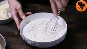 Đam Mê Ẩm Thực Cho-bột-mì-đa-dụng-muối-bột-Baking-powder-vào-bát-và-trộn-đều4  