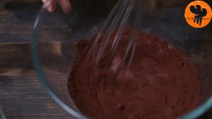 Đam Mê Ẩm Thực Cho-bột-cacao-1-tbsp-15g-đường-14-cup-50ml-sữa-tươi-không-đường-vào-bát-và-đánh-cho-đến-khi-quyện-đều4  
