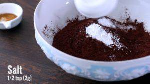Đam Mê Ẩm Thực Cho-bột-mì-đa-dụng-bột-cacao-bột-Baking-powder-muối-bột-cà-phê-vào-bát-và-trộn-đều4-300x169  