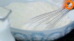 Đam Mê Ẩm Thực Cho-bột-mì-đa-dụng-muối-bột-baking-powder-vào-bát-và-khuấy-đều4-300x169  