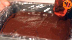 Đam Mê Ẩm Thực Cho-hỗn-hợp-chocolate-vào-khuôn-đã-bọc-màng-bọc-thực-phẩm-và-trải-đều-4-300x169  