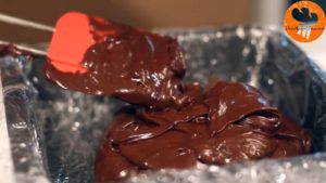 Đam Mê Ẩm Thực Cho-hỗn-hợp-chocolate-vào-khuôn-đã-bọc-màng-bọc-thực-phẩm-và-trải-đều-1-300x169  