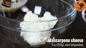 Đam Mê Ẩm Thực Cho-kem-Mascarpone-cheese-vào-bát-và-đánh-tơi-cho-đến-khi-mịn  