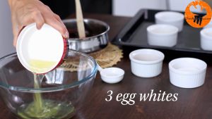 Đam Mê Ẩm Thực Cho-lòng-trắng-trứng-muối-vào-bát-và-đánh-bông-cho-đến-khi-có-dạng-kem  