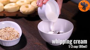 Đam Mê Ẩm Thực Cho-mứt-Chocolate-hạt-rẻ-kem-Whipping-vào-bát-và-trộn-đều-cho-đến-khi-sánh-có-dạng-kem2  