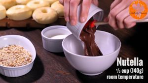 Đam Mê Ẩm Thực Cho-mứt-Chocolate-hạt-rẻ-kem-Whipping-vào-bát-và-trộn-đều-cho-đến-khi-sánh-có-dạng-kem  