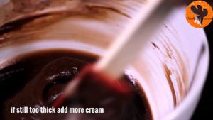 Đam Mê Ẩm Thực Cho-mứt-Chocolate-hạt-rẻ-kem-Whipping-vào-bát-và-trộn-đều-cho-đến-khi-sánh-có-dạng-kem4  