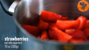 Đam Mê Ẩm Thực Cho-quả-dâu-tây-đã-thái-lát-đường-kính-bột-ngô-nước-ép-chanh-vào-nồi-đun-20-25-phút-cho-đến-khi-hỗn-hợp-sánh-mịn  