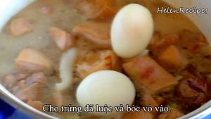 Đam Mê Ẩm Thực Cho-trứng-đã-luộc-đã-bóc-vỏ-vào-nồi-thịt-ở-bước-3  