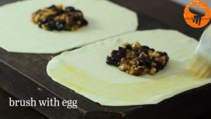 Đam Mê Ẩm Thực Phết-trứng-lên-quanh-bột-bánh-nhiều-lớp  