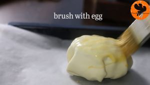 Đam Mê Ẩm Thực Phết-trứng-và-xếp-bột-bánh-cắt-trang-trí-hình-lá-lên-trên-bánh3  
