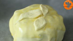 Đam Mê Ẩm Thực Phết-trứng-và-xếp-bột-bánh-cắt-trang-trí-hình-lá-lên-trên-bánh5  