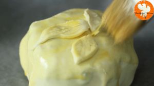 Đam Mê Ẩm Thực Phết-trứng-và-xếp-bột-bánh-cắt-trang-trí-hình-lá-lên-trên-bánh6  