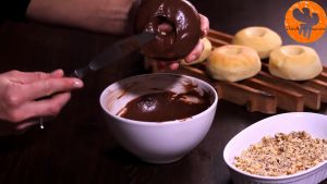 Đam Mê Ẩm Thực Sau-khi-bánh-đã-nguội-nhúng-mặt-bánh-vào-hỗn-hợp-mứt-Chocolate-hạt-rẻ2  
