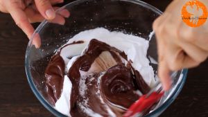 Đam Mê Ẩm Thực Sau-đó-cho-hỗn-hợp-Chocolate-vừa-trộn-vào-hỗn-hợp-lòng-trắng-trứng-và-trộn-cho-đến-khi-quyện-đều2  