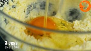 Đam Mê Ẩm Thực Thêm-lần-lượt-3-quả-trứng-vào-bát-và-đánh-cho-đến-khi-quyện-đều  