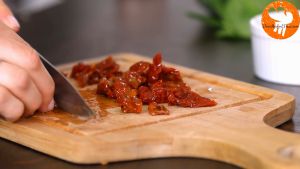 Đam Mê Ẩm Thực Thái-nhỏ-cà-chua-khô-ngâm-dầu-và-rải-đều-lên-mặt-2-miếng-ức-gà3  