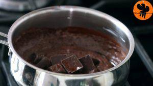 Đam Mê Ẩm Thực Thêm-60g-Chocolate-và-cho-nồi-lên-bếp-đun-với-lửa-nhỏ.-Khuấy-đều-tay-trong-5-phút-cho-đến-khi-sôi-nhẹ2-300x169  
