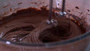 Đam Mê Ẩm Thực Thêm-Chocolate-đã-đun-tan-chảy-và-tiếp-tục-đánh-đều2-300x169  