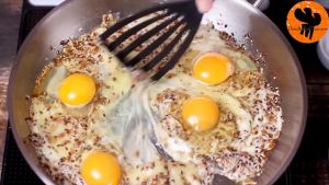 Đam Mê Ẩm Thực Thêm-hạt-tiêu-4-quả-trứng-và-đảo-cho-đến-khi-quyện-trứng-hơi-chín-không-bị-khô3  