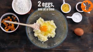 Đam Mê Ẩm Thực Thêm-lần-lượt-2-quả-trứng-và-trộn-đều  